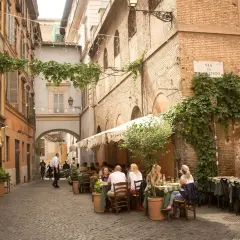 Passeggiare per Trastevere, tra vicoli acciottolati e ristoranti all'aperto, è un'esperienza da non perdere.