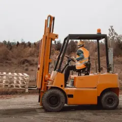 Ile zarabia kierowca wózka widłowego? Zaskakujące różnice w płacach