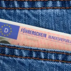 Deutscher Führerschein in Jeans-Tasche. Wer ohne Brille fährt, riskiert eine Strafe.