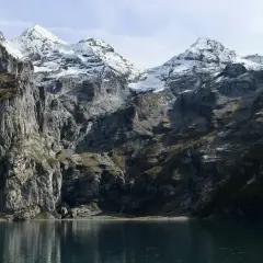 Majestatyczne góry Tatry odbijają się w spokojnej tafli jeziora.