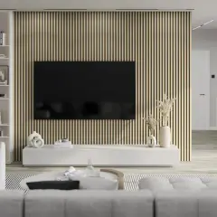 Nowoczesny salon z telewizorem na tle ściany z pionowych **lamelki**. Jasne meble i subtelne dekoracje tworzą przytulną atmosferę.