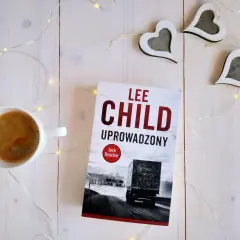 Kawa i książka "Uproszczony" Lee Childa, idealna na wieczór. Kolejność czytania książek z serii Jack Reacher jest ważna.