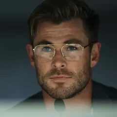 Chris Hemsworth w okularach, jakby przygotowywał się do roli w filmie o pajęczej głowie obsada.