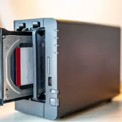Un NAS avec un disque dur inséré. Ce support permet de sauvegarder ses données informatiques, contrairement à une simple clé USB.