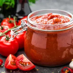 Słoik domowego przecieru pomidorowego, idealny do sosów. Prosty przepis na przecier pomidorowy blenderem z pomidorów, czosnku i papryczki chili.