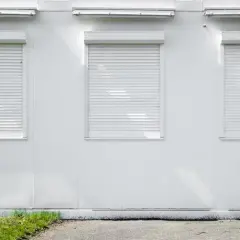 Jak zamontować rolety zewnętrzne na styropian bez błędów i strat ciepła