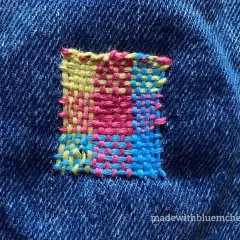 Buntes Quadrat aus Garn auf Jeansstoff, eine kreative kunststopfen anleitung.