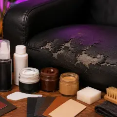 Kit de réparation pour simili cuir abîmé. Des produits pour nettoyer et recolorer, une éponge, une brosse et des échantillons pour savoir comment enlever de la colle sur du simili cuir.