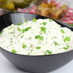 Tradycyjny sos tatarski z koperkiem i szczypiorkiem, idealny do wielu dań.