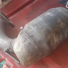 Stary, skorodowany katalizator samochodowy. Zapchany DPF objawy mogą być podobne, gdy filtr cząstek stałych jest zatkany.