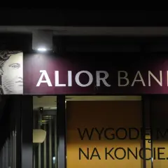 Logo ALIOR BANK z wizerunkiem głowy. Obok szyld PZU.