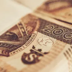 Stos banknotów 200 zł. Co robić, gdy masz do czynienia z nieuczciwym adwokatem? Szukaj pomocy prawnej.