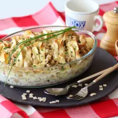 Gratin de crozets savoyards, plat réconfortant à l'origine montagnarde, garni de fines tranches de pommes de terre dorées.