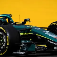Coche de Fernando Alonso en Aston Martin, con detalles en verde y amarillo. Noticias de Fernando Alonso en la Fórmula 1.