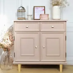 Meuble bas rose poudré, fraîchement repeint, avec deux tiroirs et deux portes. Décoré de fleurs séchées et d'une cage décorative.