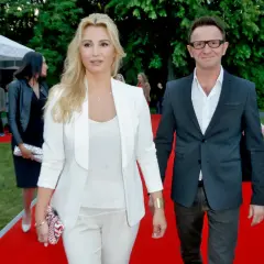 Paweł Wilczak i jego partnerka na czerwonym dywanie. Elegancka stylizacja, która sugeruje romantyczny wieczór.