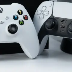 Biały kontroler Xbox i biało-czarny kontroler PlayStation. Dowiedz się, jak podłączyć pada Xbox do PC bezprzewodowo.