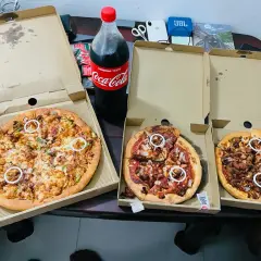 Ile cm ma duża pizza w Pizza Hut? Zaskakujące wymiary!