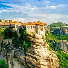 Monasteries perched on towering rock pillars in Meteora, Greece. Discover how to get to Meteora monasteries for an unforgettable journey.