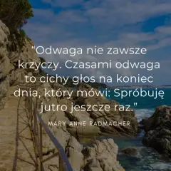 Piękny widok na morze i skały. Cytat o odwadze na koniec lata: "Odwaga nie zawsze krzyczy. Czasami odwaga to cichy głos na koniec dnia, który mówi: Spróbuję jutro jeszcze raz.