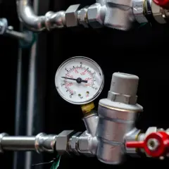 Manometr pokazuje ciśnienie wody, ilustrując, jak działa reduktor ciśnienia wody, regulując przepływ w instalacji.