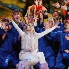 Ensemblen, med Christian Ohlsson i spetsen, jublar på scenen i sina blå overaller.
