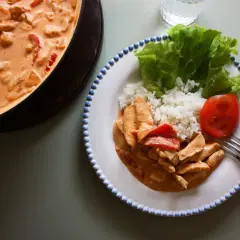 En krämig kyckling stroganoff med ris, sallad och tomat. En härlig middag som ser utsökt ut!