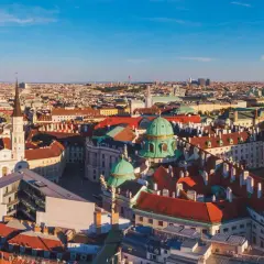 Wiedeń co zwiedzić w 2 dni: widok na miasto z zielonymi kopułami i wieżami kościelnymi. Idealny plan na krótki wypad.