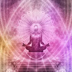 Sylwetka w pozycji lotosu, otoczona świetlistymi wzorami, symbolizująca przebudzenie energii kundalini.