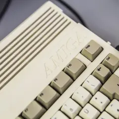 Klawiatura komputera Amiga, gotowa do uruchomienia kultowych gier na Amigę.