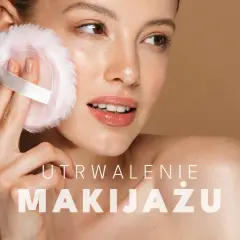 Kobieta aplikuje puder puszystym aplikatorem, by utrwalić makijaż.