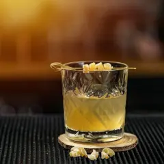 Orzeźwiające drinki z Balantajsa, udekorowane kandyzowanym imbirem, idealne na letnie wieczory.