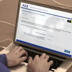 Na ekranie laptopa widzimy stronę NFZ, gdzie można sprawdzić numer kolejki do sanatorium. Wpisz dane, by dowiedzieć się więcej.