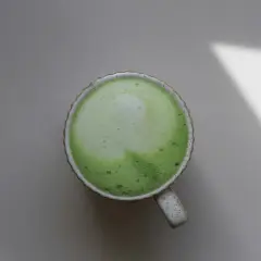 Eine Tasse cremiger Matcha-Latte, die die positive matcha wirkung psyche auf ruhige Weise unterstreicht.