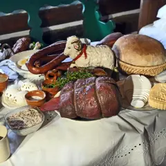 Wielkanocny stół z kiełbasą, jajkami i chlebem. Czy w Wielki Piątek można jeść kaszankę? Tradycja mówi, że nie.