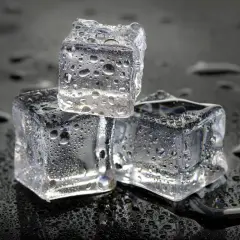 Kostki lodu pokryte kroplami wody. Jak używać rapid cold pack? Chłodzenie, ulga, odświeżenie.