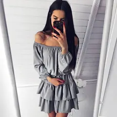 Dziewczyna w szarej sukience hiszpance z falbankami, która wygląda jak sukienki hiszpanki długie, robi sobie selfie w lustrze.
