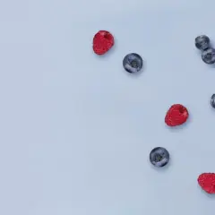 Jagody i maliny na talerzu, symbolizujące antyoksydację co to jest i jak wpływa na zdrowie.