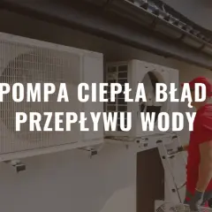 Pompa ciepła Atlantic błąd 370 - przepływu wody. Technik w czerwonej koszulce sprawdza jednostkę zewnętrzną.