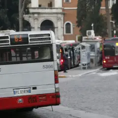 Autobus ATAC in strada, pronti per un nuovo viaggio con il tuo abbonamento mezzi.