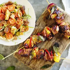 Grillspett med kött och grönsaker, serverade med en sallad på grillad halloumi, tomater och krutonger. Perfekt sommarmat recept för en härlig middag.