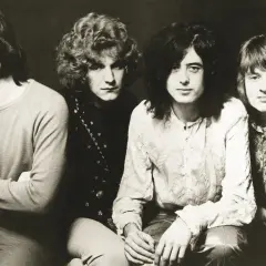Członkowie Led Zeppelin: John Paul Jones, Robert Plant, Jimmy Page i John Bonham pozują do klasycznego portretu.