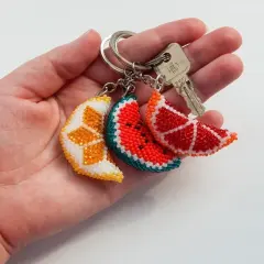 Portachiavi fai da te bambini: fette di agrumi e anguria in perline, perfetti per decorare chiavi e zainetti.