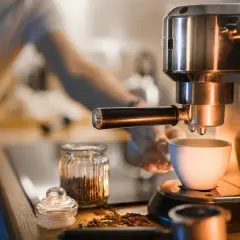 Mokre fusy w ekspresie Philips, gotowe do wyrzucenia po zaparzeniu pysznego espresso.