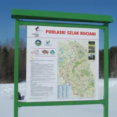 Mapa turystyczna z zaznaczonym szlakiem bocianim, prezentująca atrakcje Suwalszczyzny i Podlasia.