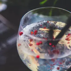Orzeźwiający gin z lodem, plasterkiem cytrusa i czerwonym pieprzem, dodawanym do ginu dla aromatu.