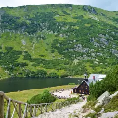 Ile kosztuje nocleg w schronisku? Ceny, które zaskoczą podróżników