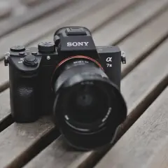 Sony a7 s3 na drewnianej ławce, gotowy do uchwycenia wyjątkowych chwil.