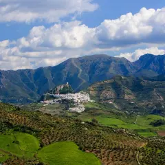 Pueblo blanco en la sierra de Grazalema, ideal para rutas de senderismo.