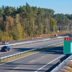 Droga S3 E65 w kierunku Szczecina, Kołobrzegu, Międzyzdrojów i Lubina. Autostrada a3 otoczona lasem.